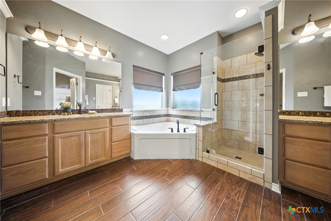 2420 Pin Oak Drive Property Photo 14