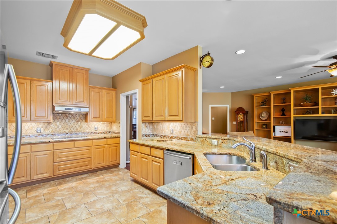 416 Edgewater Property Photo 11