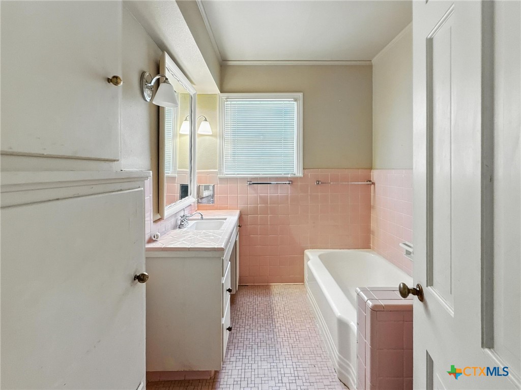 700 Park Street Property Photo 14