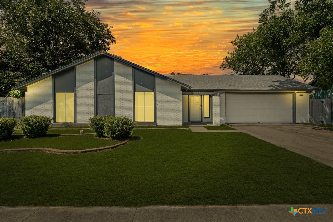 604 W Mary Jane Drive Property Photo 1