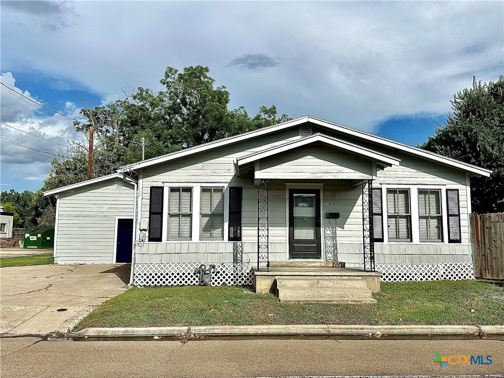 604 S Navarro Street Property Photo 1