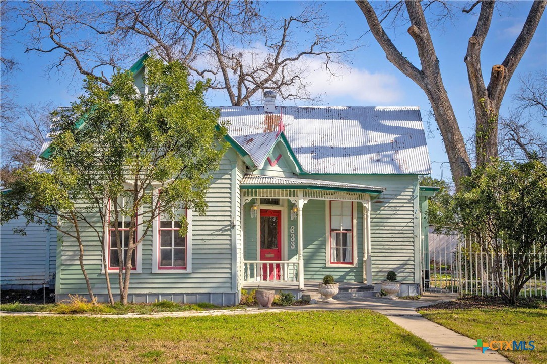 633 S Castell Avenue Property Photo 1
