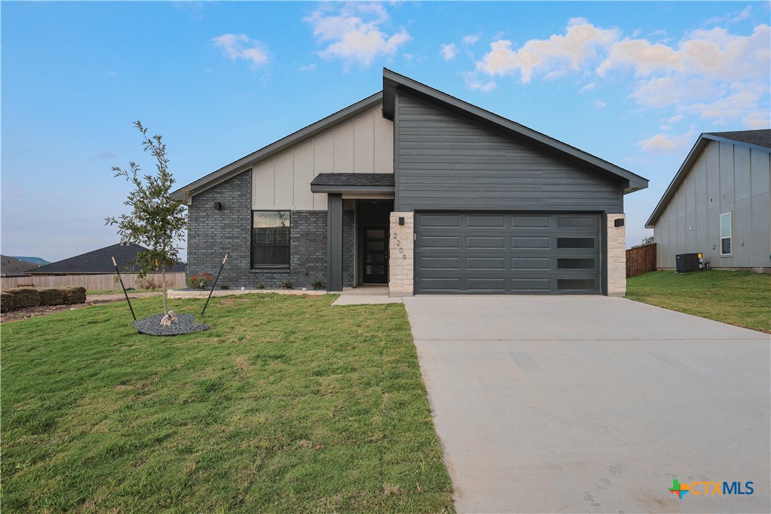 2209 Wooster Property Photo 1