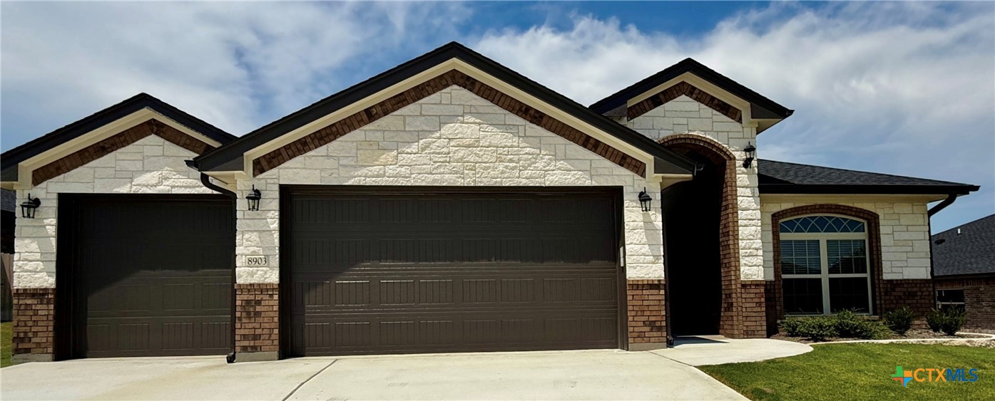 8903 Ridge Crest Drive Property Photo 1
