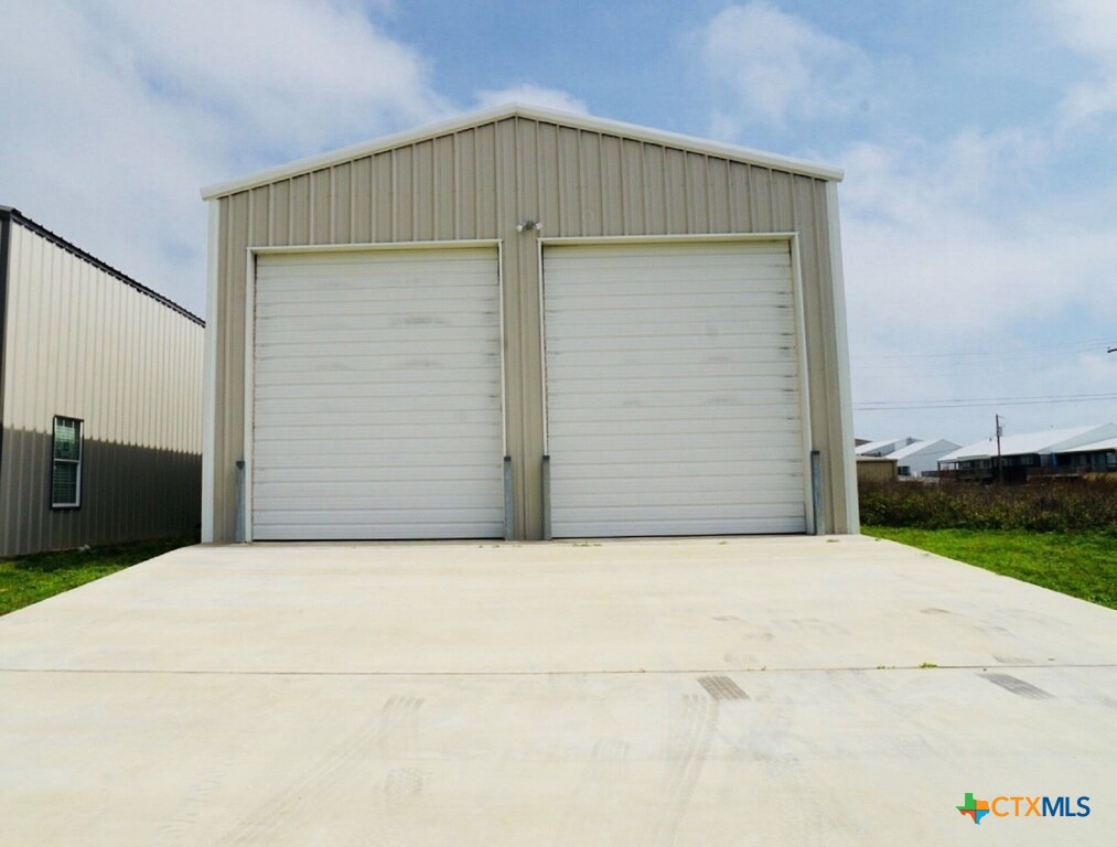 1206 W Commerce Street Property Photo 9