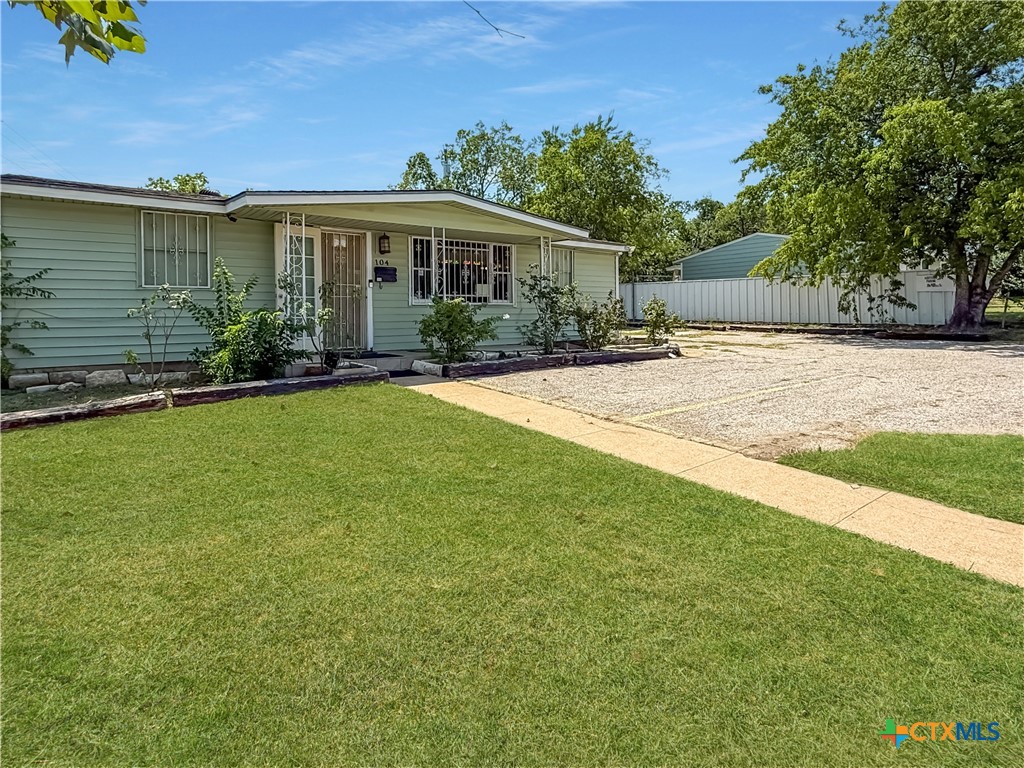 104 W Hallmark Avenue Property Photo 4