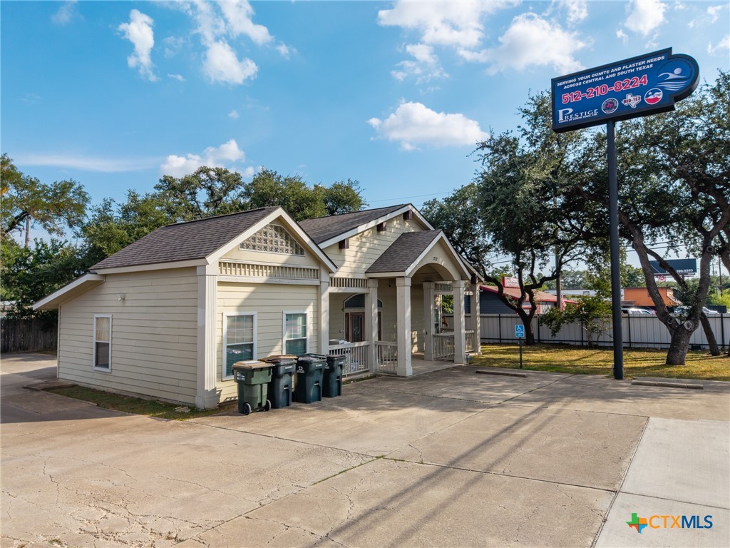1712 N Interstate 35 Property Photo 8