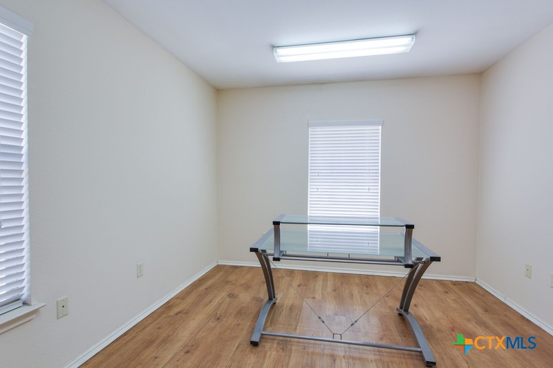 1712 N Interstate 35 Property Photo 14