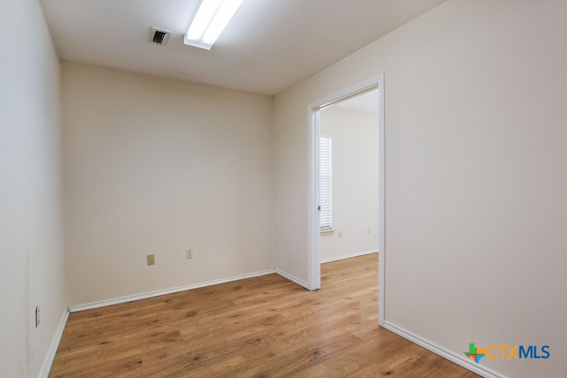 1712 N Interstate 35 Property Photo 15
