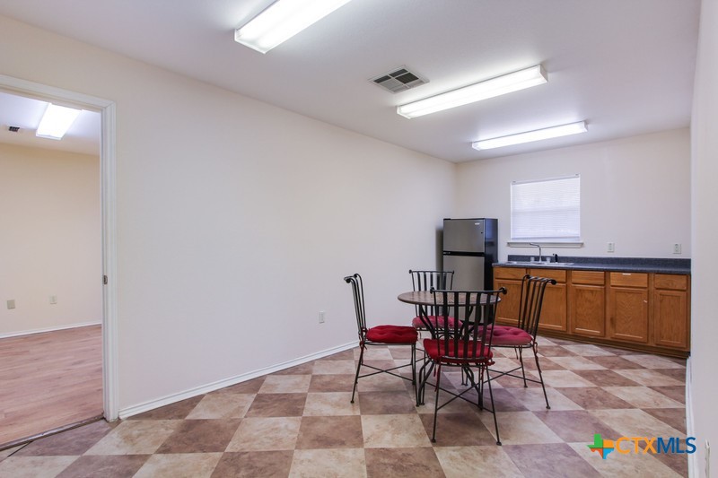 1712 N Interstate 35 Property Photo 17