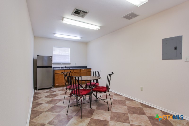1712 N Interstate 35 Property Photo 18