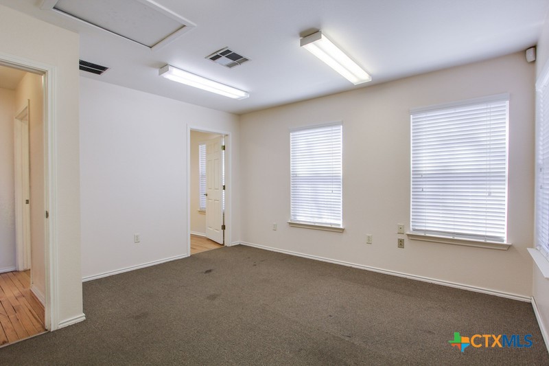 1712 N Interstate 35 Property Photo 19
