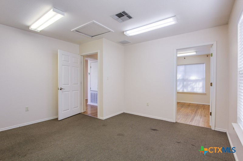 1712 N Interstate 35 Property Photo 20