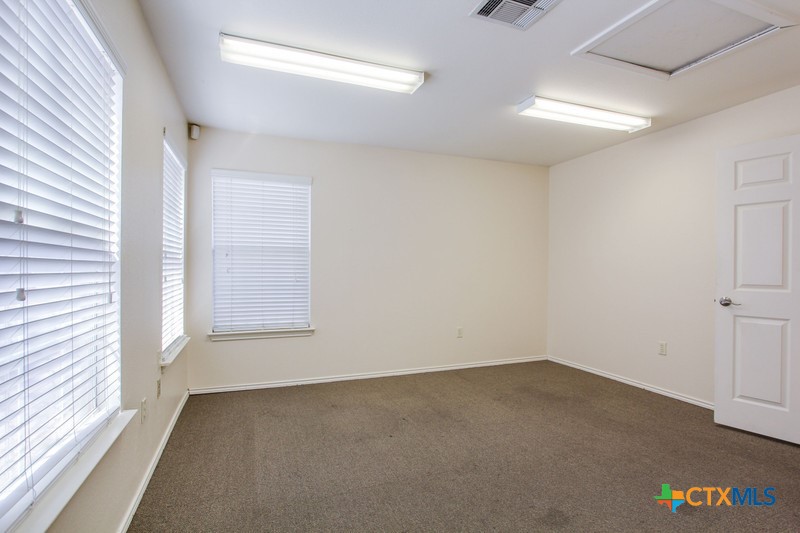 1712 N Interstate 35 Property Photo 21