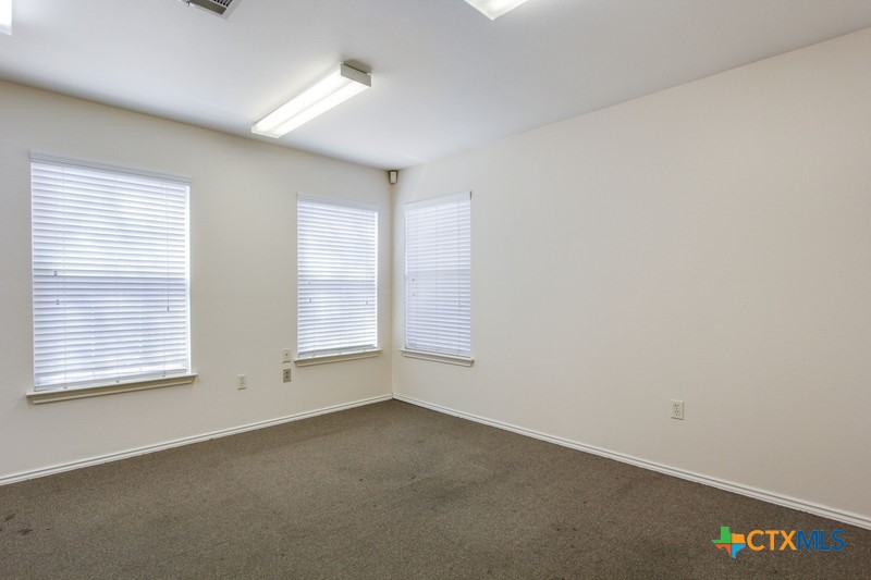 1712 N Interstate 35 Property Photo 22
