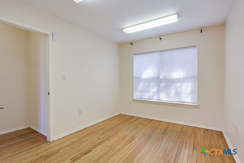 1712 N Interstate 35 Property Photo 23
