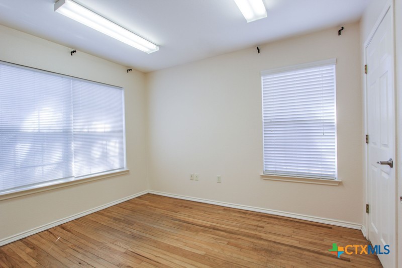 1712 N Interstate 35 Property Photo 24