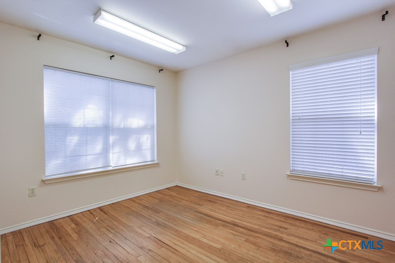 1712 N Interstate 35 Property Photo 25