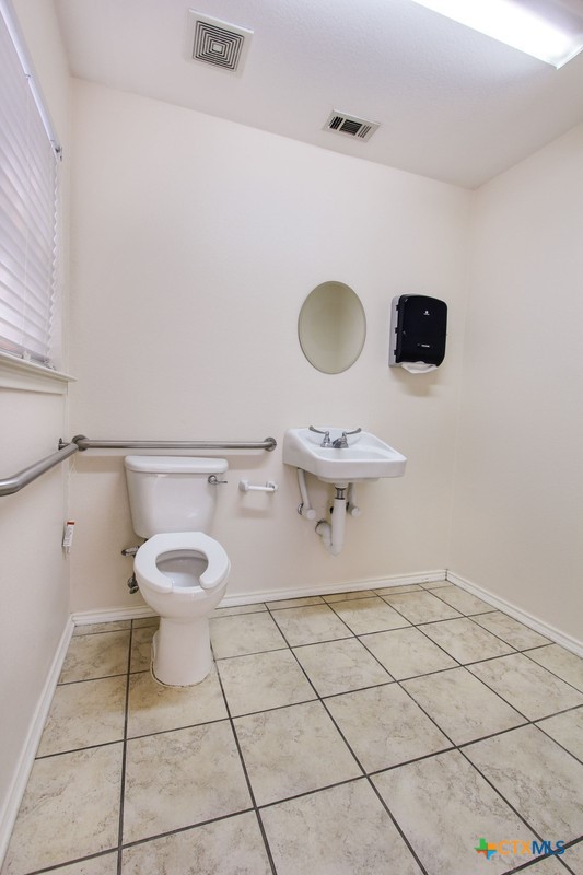 1712 N Interstate 35 Property Photo 26
