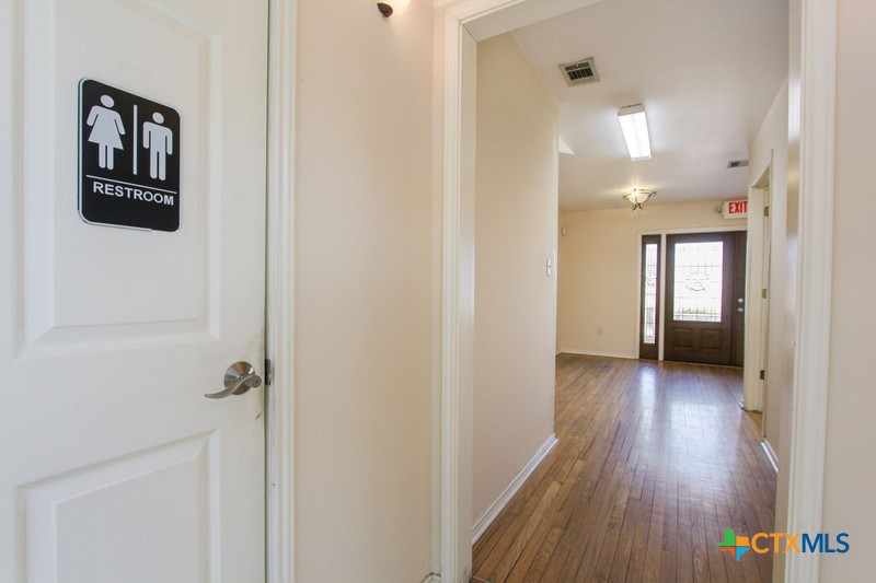 1712 N Interstate 35 Property Photo 27