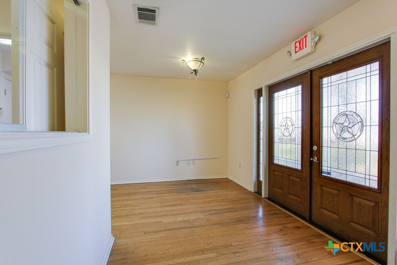 1712 N Interstate 35 Property Photo 29
