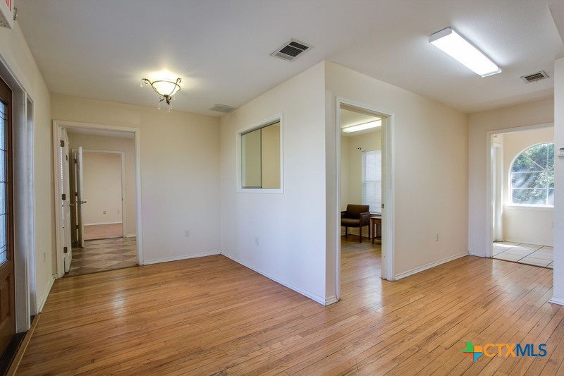 1712 N Interstate 35 Property Photo 30
