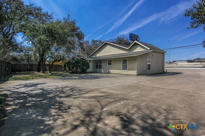 1712 N Interstate 35 Property Photo 32