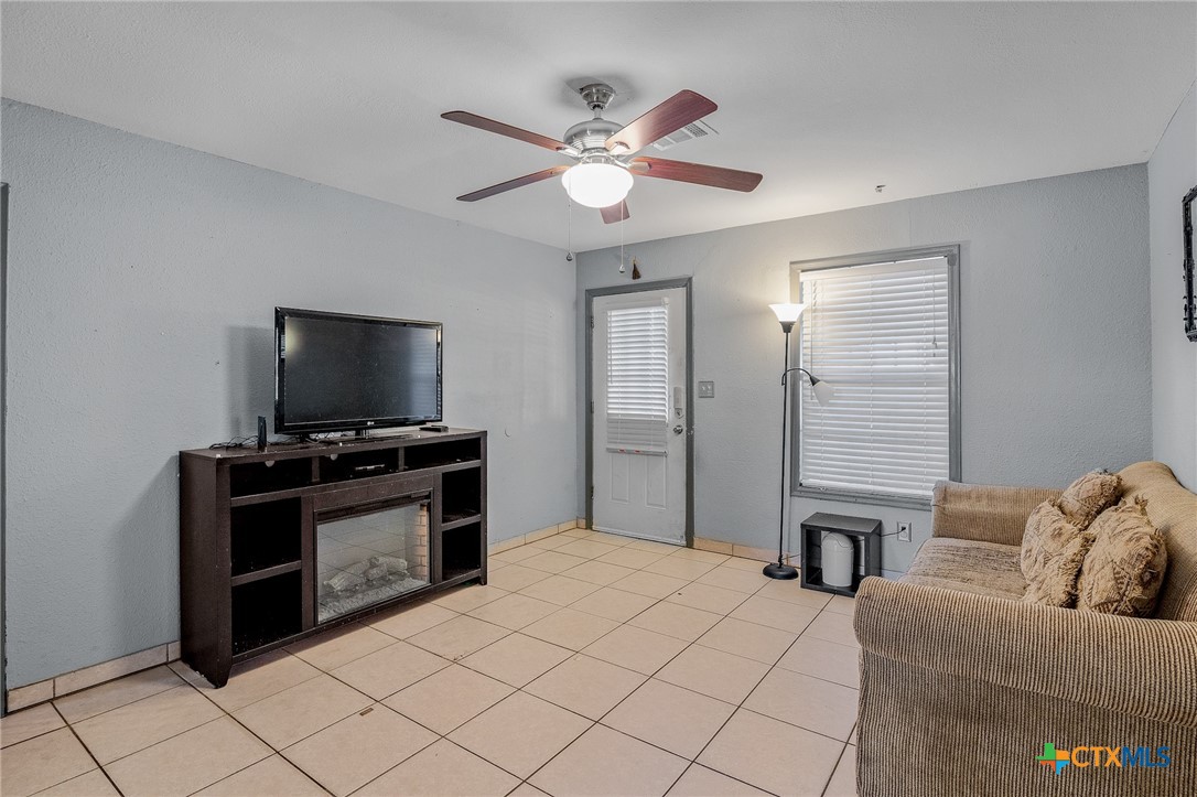 705 E Hiller Street Property Photo 4