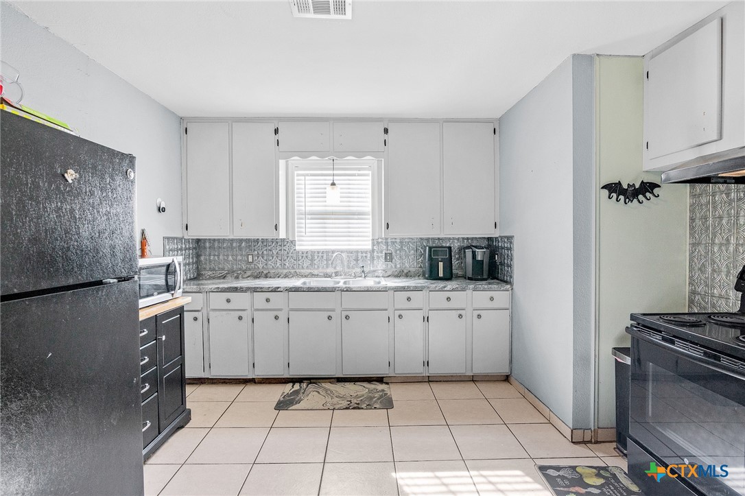 705 E Hiller Street Property Photo 5