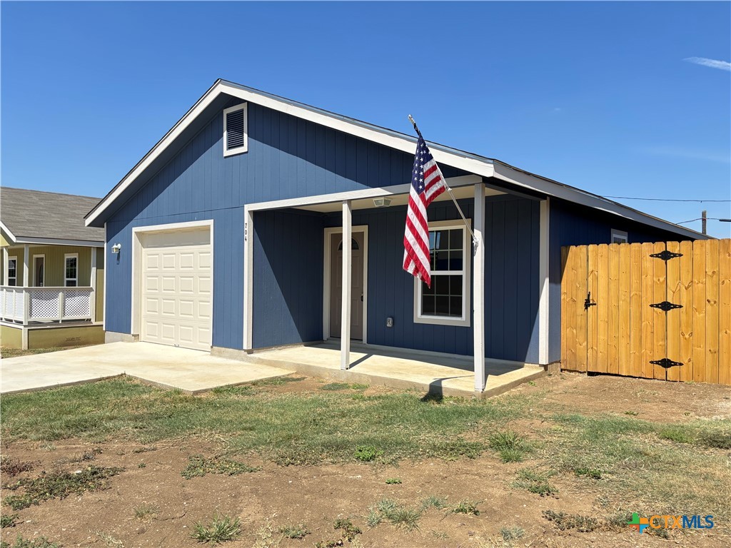 704 E 5th Street Property Photo 1