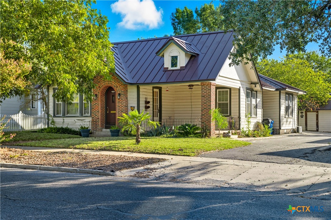 611 S Austin Street Property Photo 1