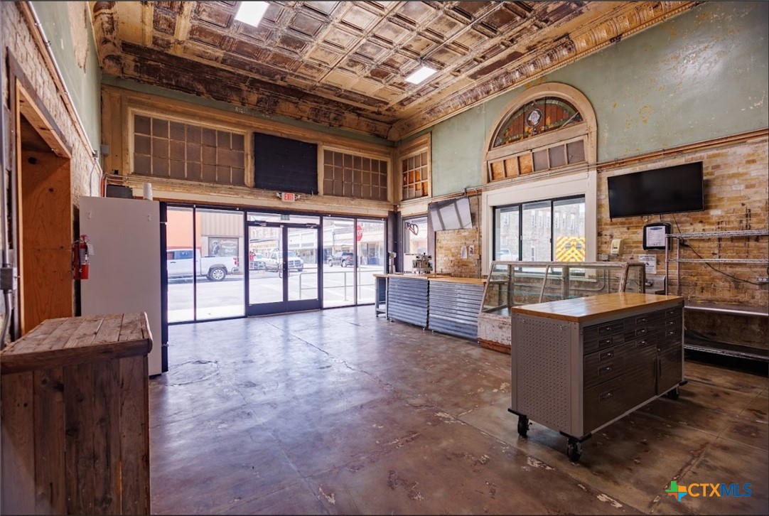 123 W May Street Property Photo 10