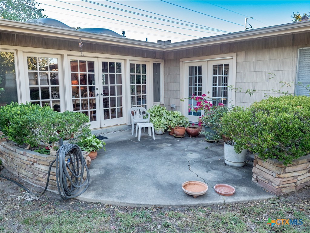2101 E Mistletoe Avenue Property Photo 1