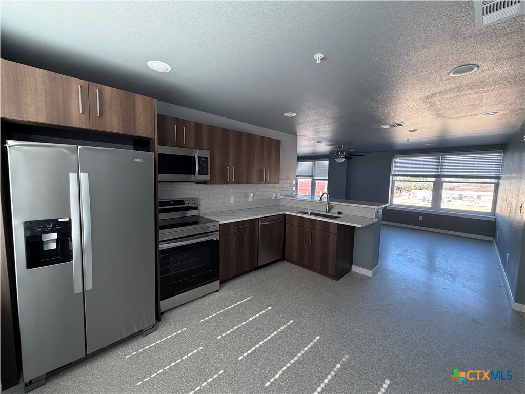 103 East Central Avenue Property Photo 3