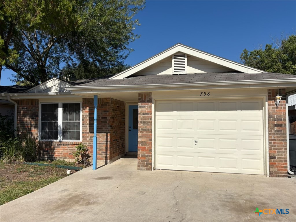 758 Briarbend Drive Property Photo 4