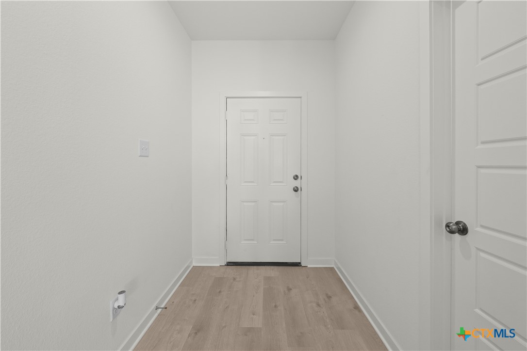 1916 Meridian Loop Property Photo 6