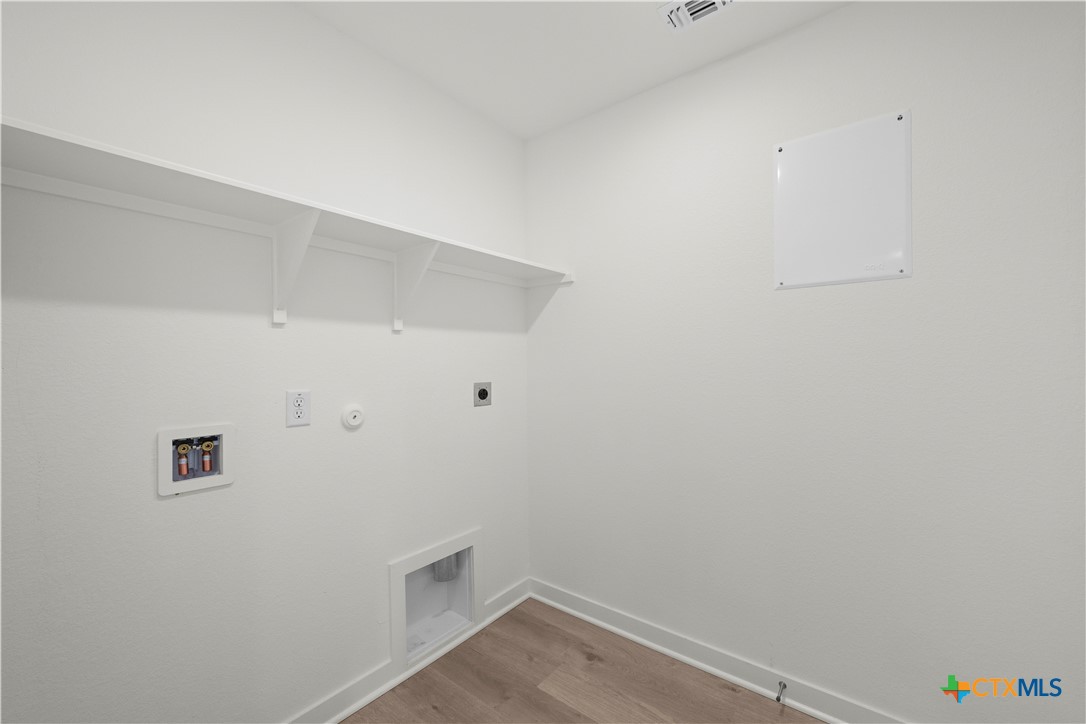 1916 Meridian Loop Property Photo 9