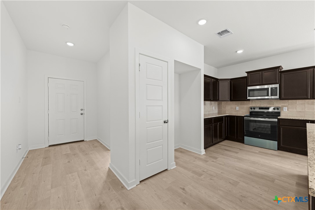 1916 Meridian Loop Property Photo 21