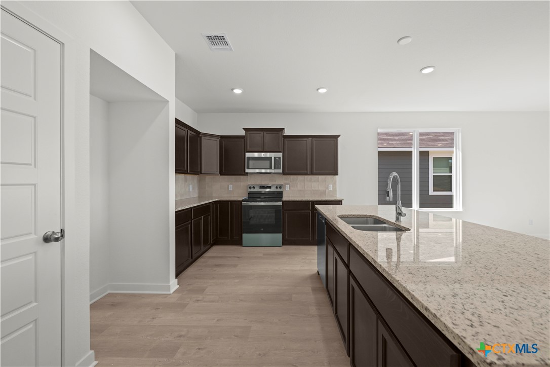 1916 Meridian Loop Property Photo 22