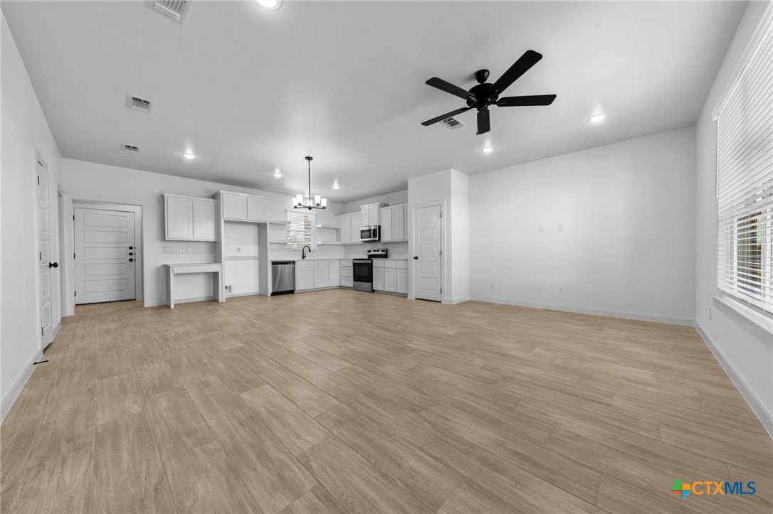 4627 Kings Crossing Boulevard Property Photo 4