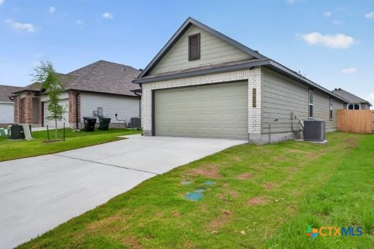 1915 Meridian Loop Property Photo 4