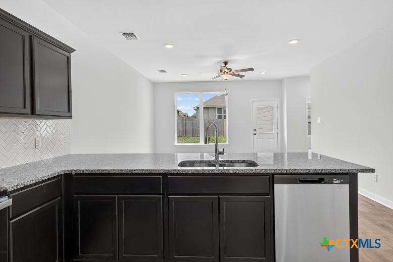 1915 Meridian Loop Property Photo 6