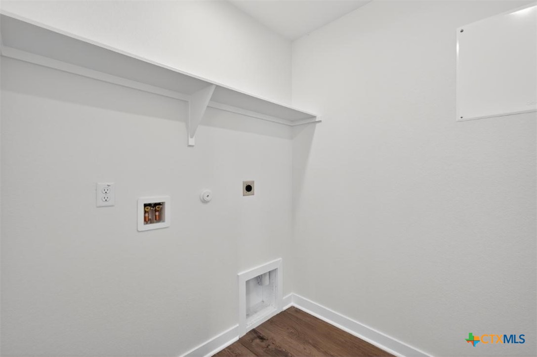 1915 Meridian Loop Property Photo 8