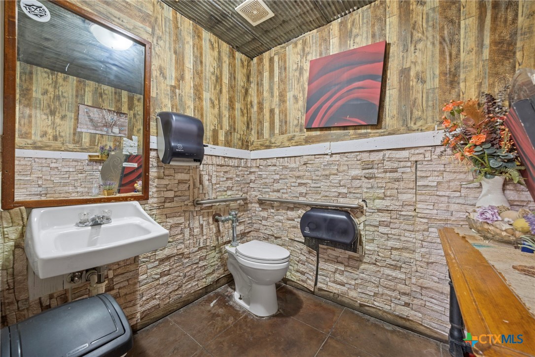 1505 E Veterans Memorial Boulevard Property Photo 16