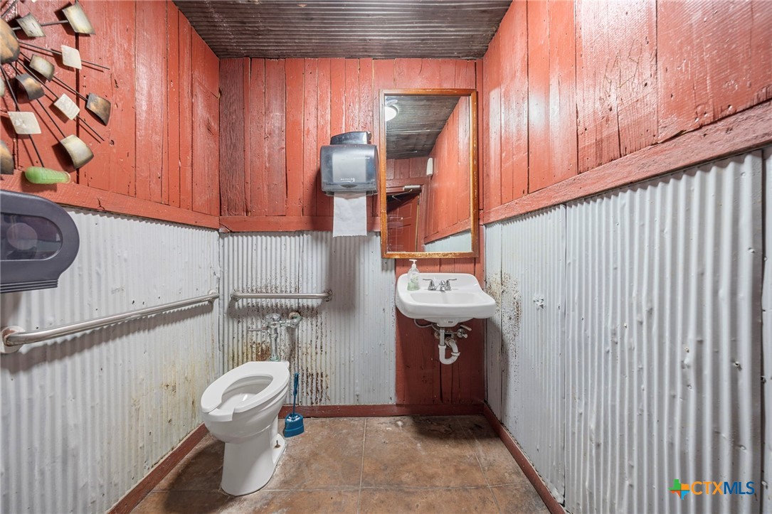 1505 E Veterans Memorial Boulevard Property Photo 17