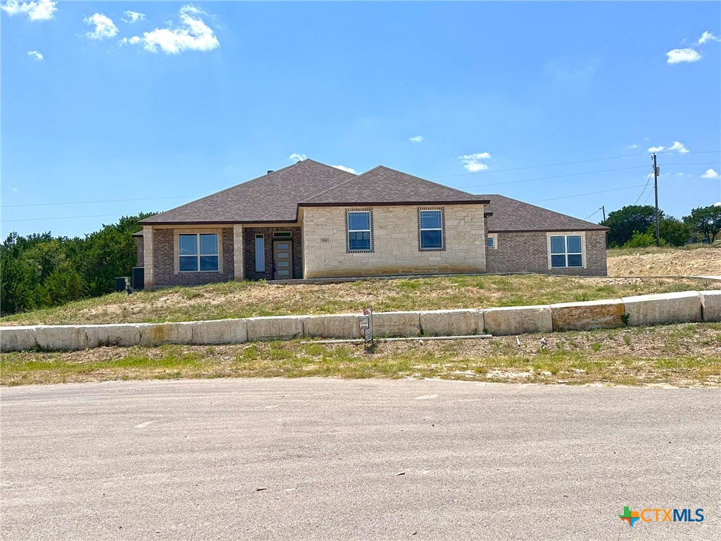 818 Estate Circle Property Photo 2