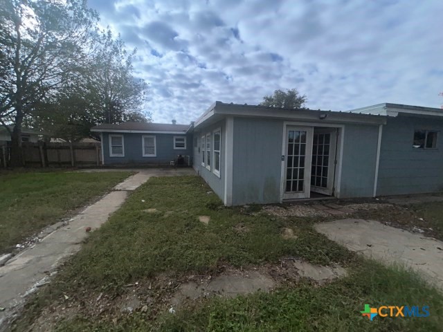 2302 E Mistletoe Avenue Property Photo 3