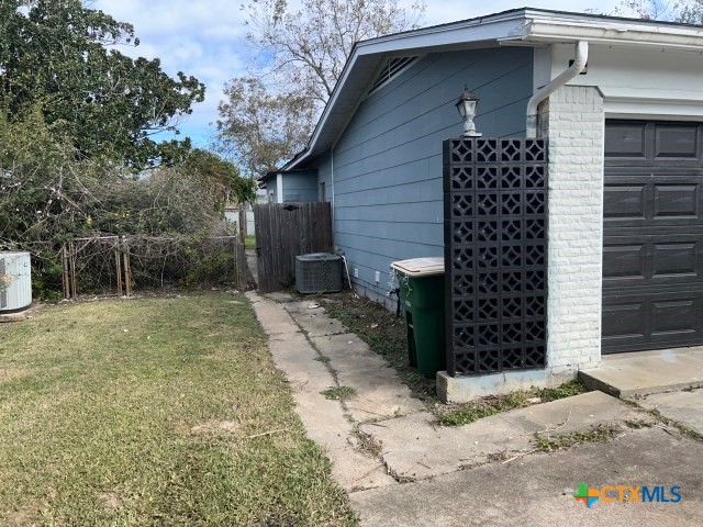 2302 E Mistletoe Avenue Property Photo 4