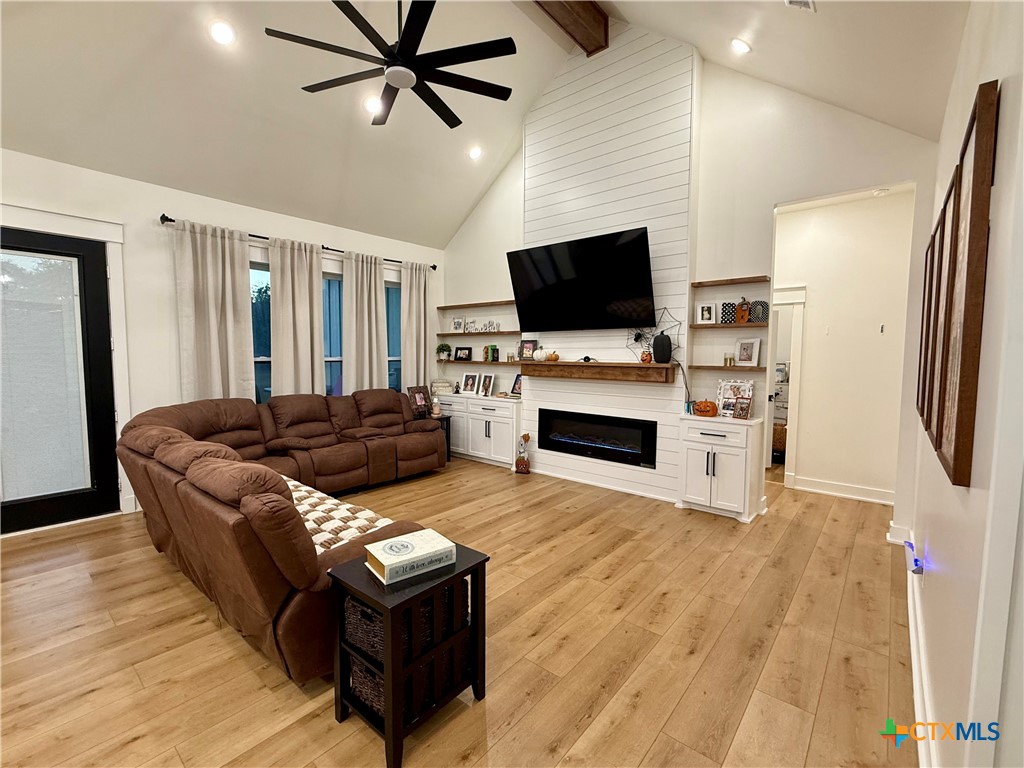 209 Comanche Drive Property Photo 9