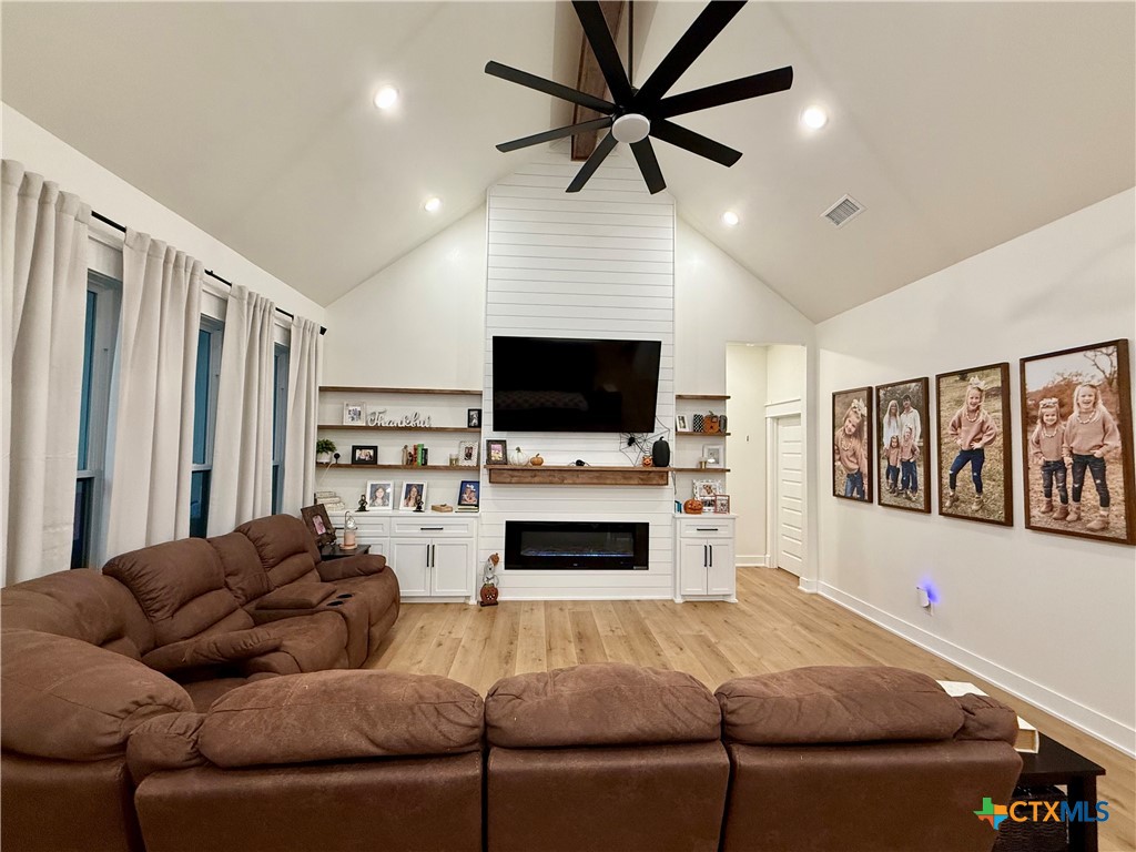 209 Comanche Drive Property Photo 10